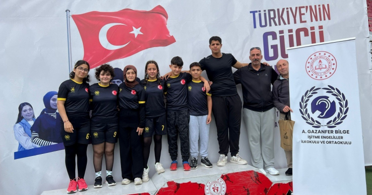 Karamürsel’in işitme engelli öğrencileri masa tenisinde Türkiye'yi gururlandırdı