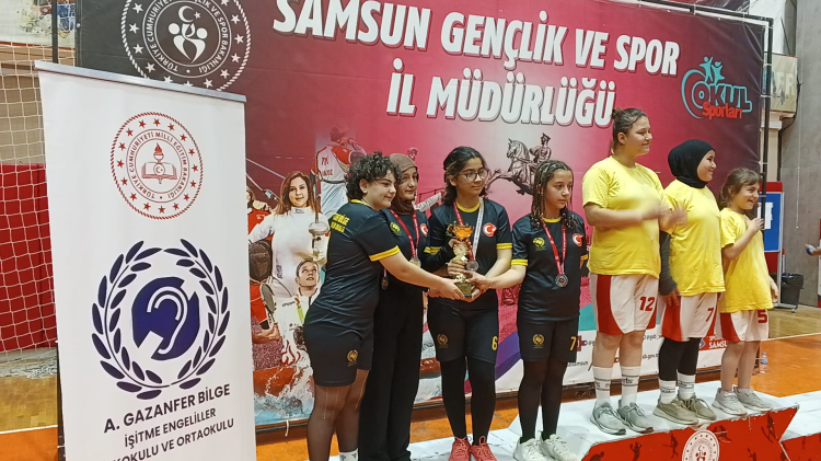 Karamürsel’in işitme engelli öğrencileri masa tenisinde Türkiye'yi gururlandırdı