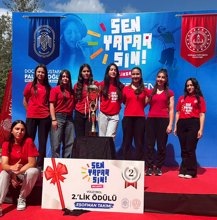 Kayseri'nin gururlandıran lise... Bisiklet ve voleybolda parladı