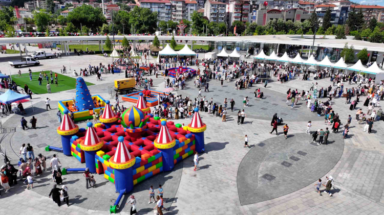 Kocaeli'de çocukların neşesi Milli İrade Meydanı'nı sardı