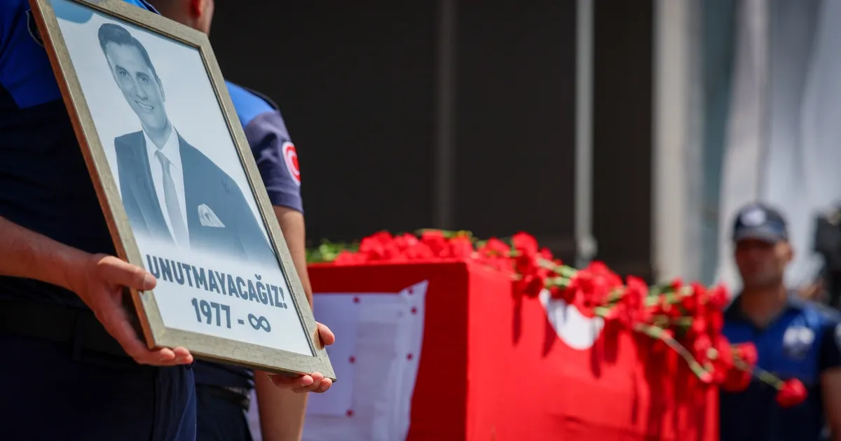 Manisa başkanını uğurluyor
