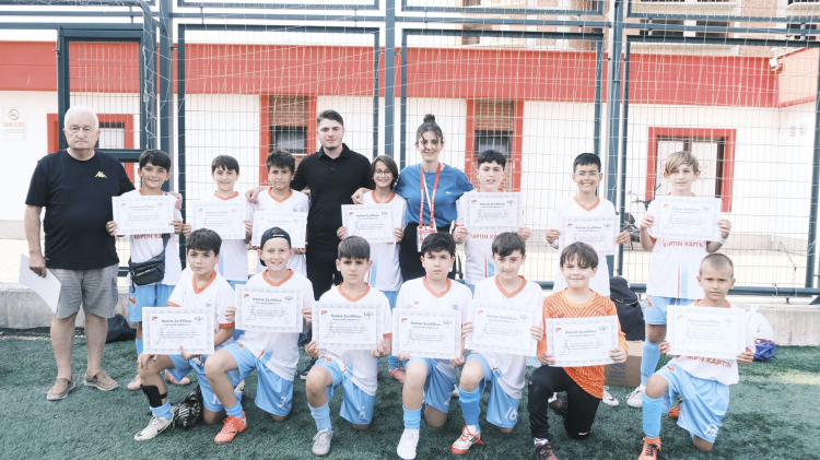 Minikler sertifikalarını Kaan Gürbüz’den aldı