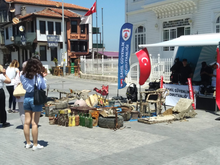 Mudanya'da Sahil Güvenlik'ten denizlere nefes aldıran temizlik
