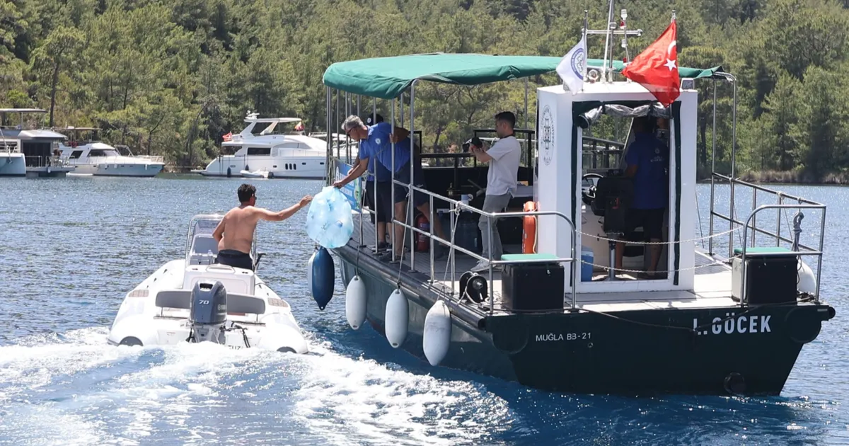Muğla’nın mavi koyları 8 atık alım teknesiyle korunuyor