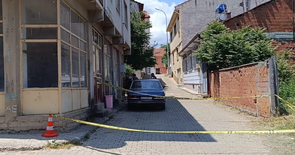 Pazaryeri'nde emekli öğretmen balkondan düşerek ağır yaralandı