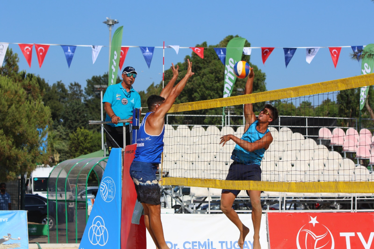 Plaj voleybolunun kalbi İzmir’de attı