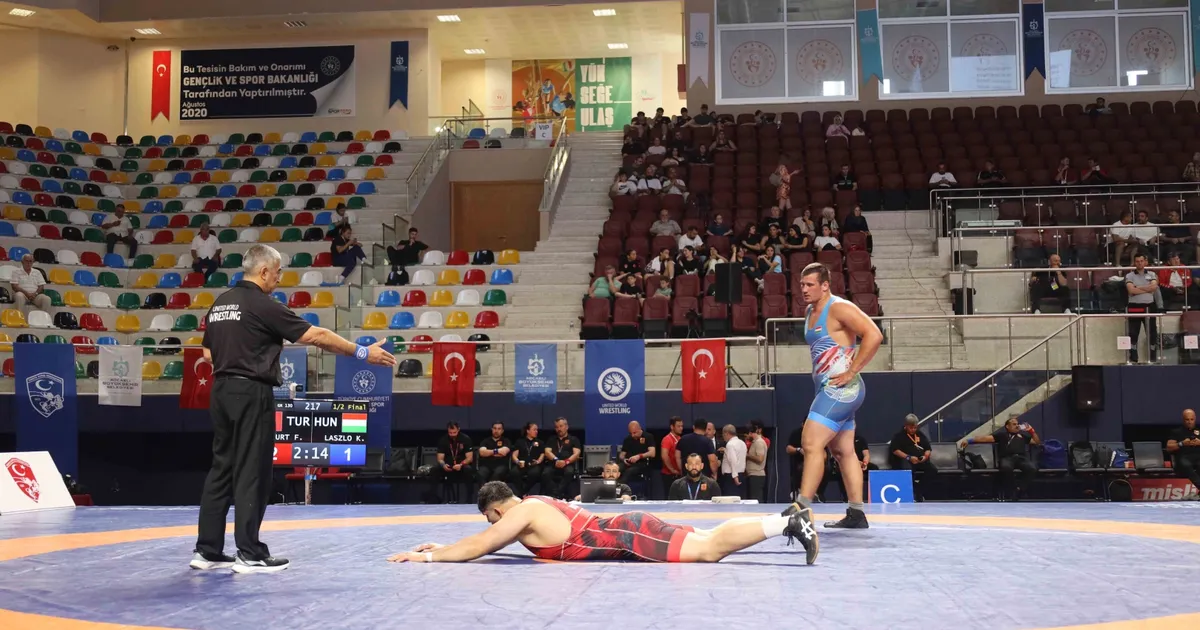 Sakarya'da güreşçiler minderde terlemeye devam ediyor