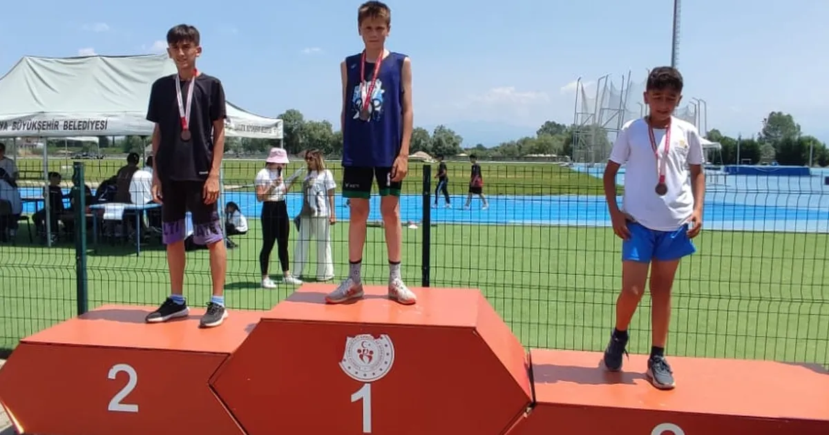 Sakaryalı atletizimciler kürsüden inmedi