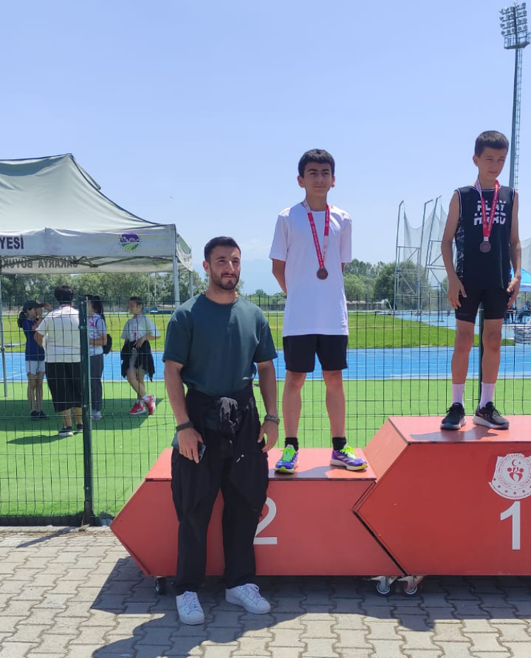 Sakaryalı atletizimciler kürsüden inmedi