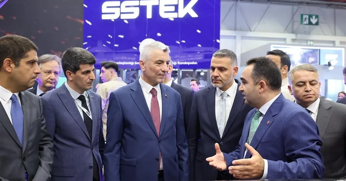 Bakan Bolat, IDEF’te Türkiye’nin savunma sanayi gücüne ortak oldu