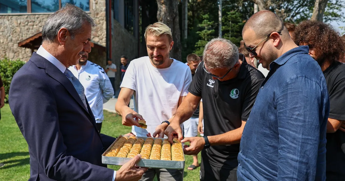 Başkan Alemdar'dan Bolu kampına baklavalı moral