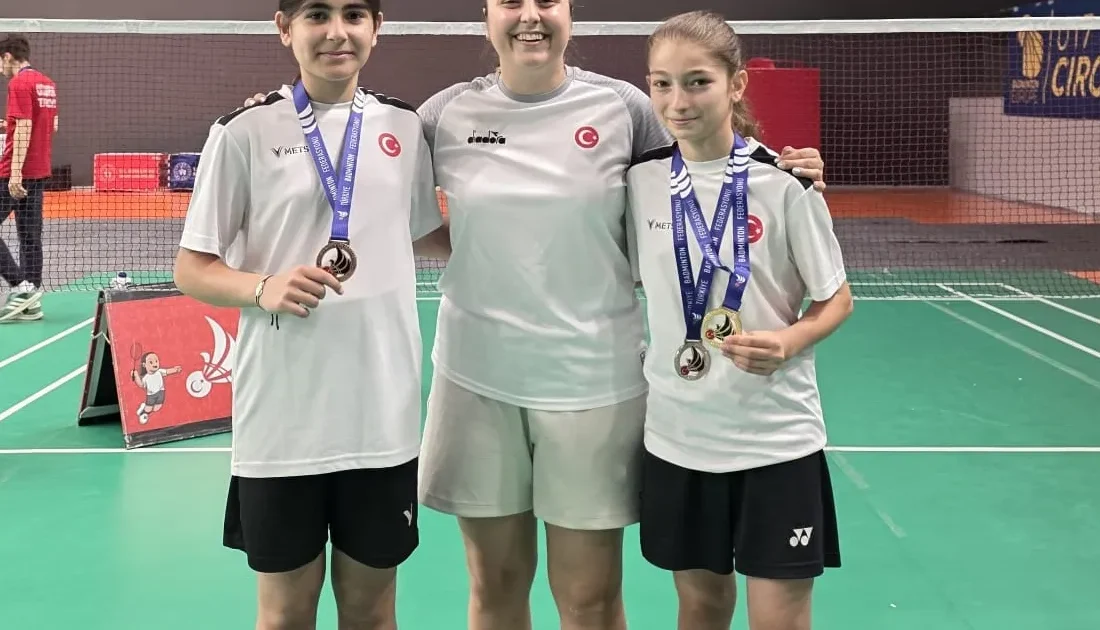 Bursa Büyükşehir Belediyesporlu badmintoncular