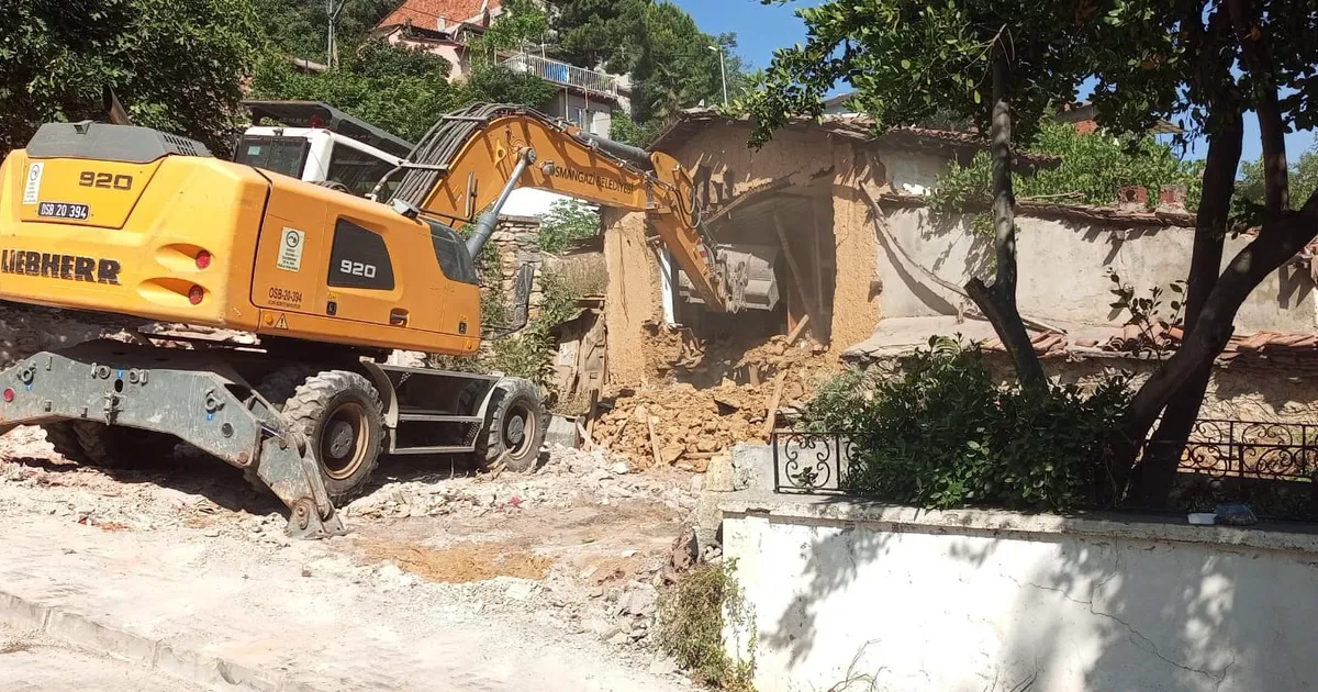 Bursa Osmangazi tehlikeli metruklara yıkım