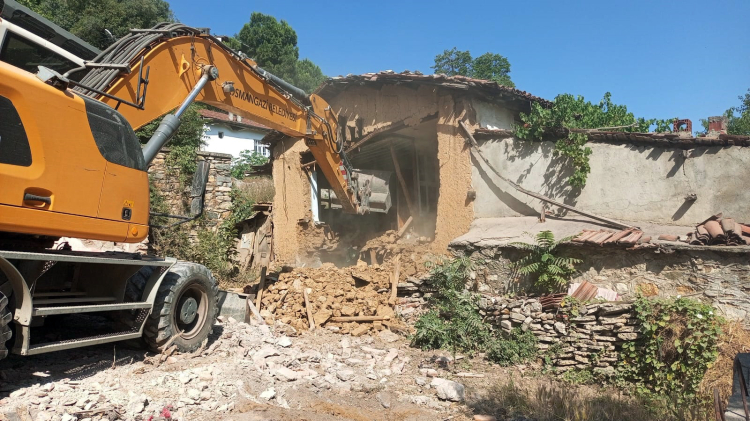 Bursa Osmangazi tehlikeli metruklara yıkım