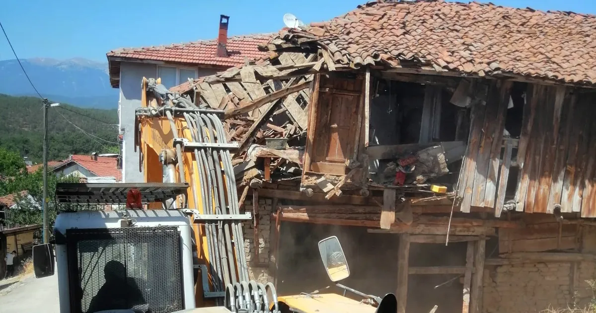 Bursa Osmangazi'de tehlikeli metruklara yıkım