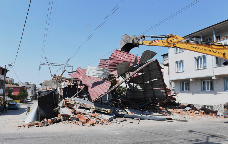 Bursa'da yüksek gerilim hattına yapılan kaçak iş yeri yıkıldı