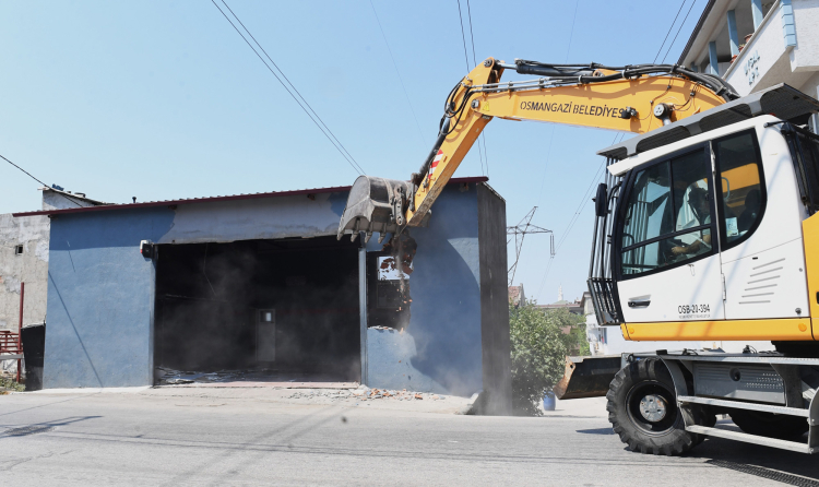 Bursa'da yüksek gerilim hattına yapılan kaçak iş yeri yıkıldı