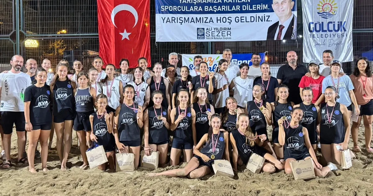 Gölcük'te minik voleybolcular plajda ödüllendi