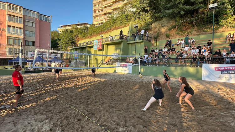Gölcük'te minik voleybolcular plajda ödüllendi