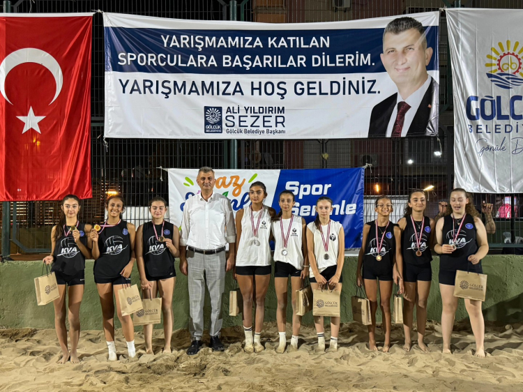 Gölcük'te minik voleybolcular plajda ödüllendi