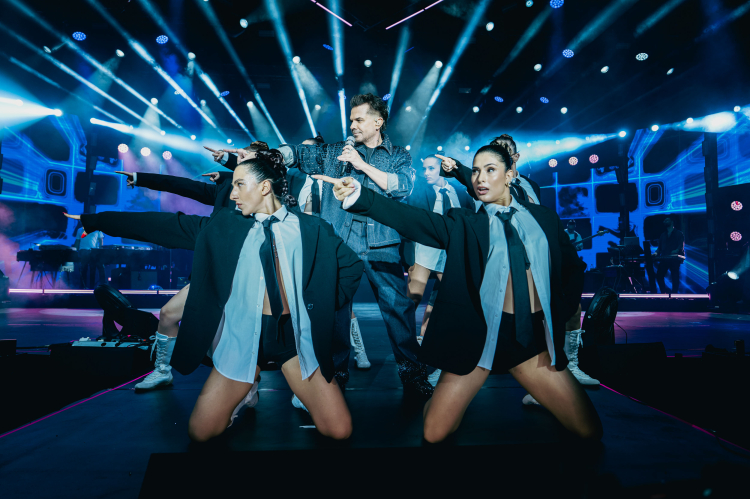 Harbiye'de yaz klasiği... Kenan Doğulu'dan efsane performans