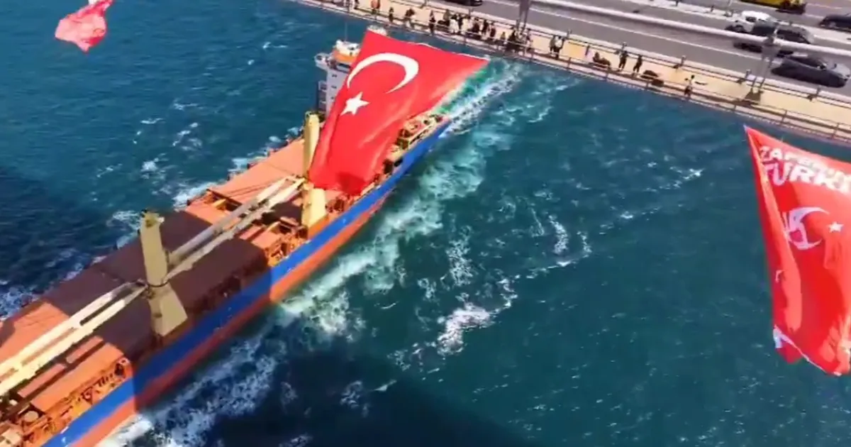 İstanbul'un üç köprüsüne Türk Bayrağı asıldı