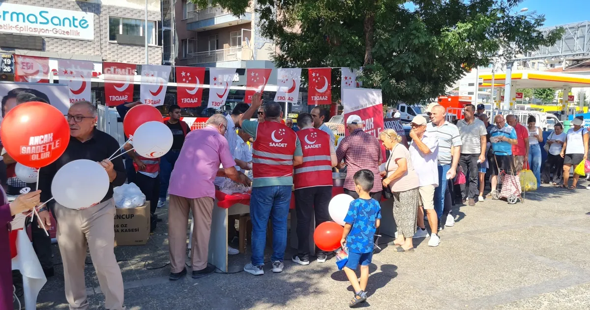İzmir Buca'da Saadet Partisi 24. yılını vatandaşlara kutladı