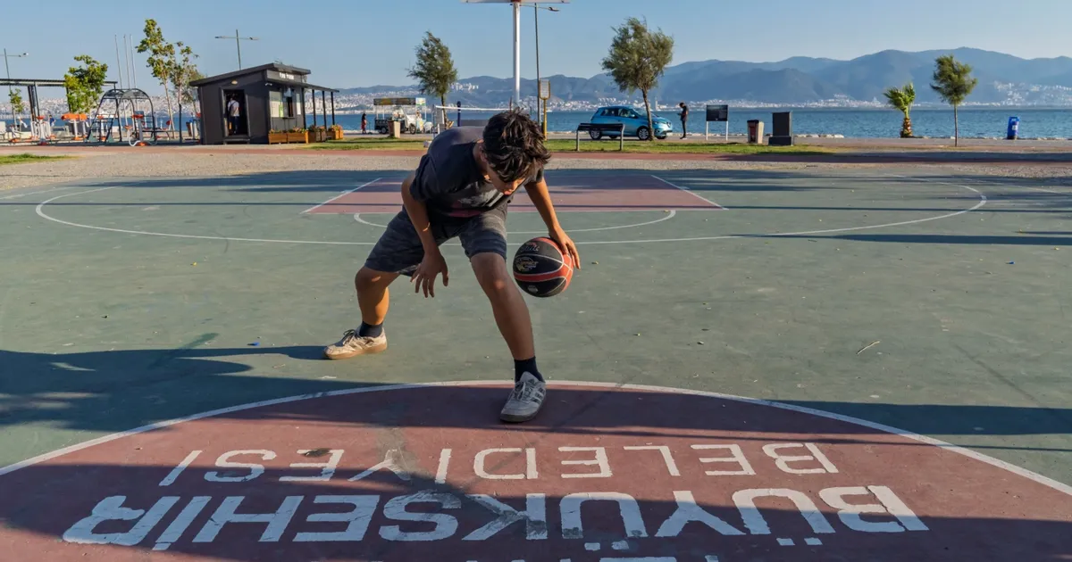 İzmir'de sporun önündeki engelleri kaldırıyor