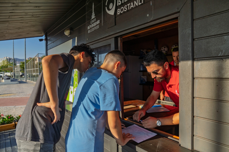 İzmir'de sporun önündeki engelleri kaldırıyor