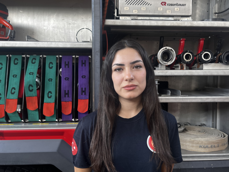 İzmir'de yangınlara karşı canla başla mücadele ettiler