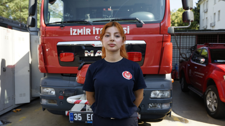 İzmir'de yangınlara karşı canla başla mücadele ettiler