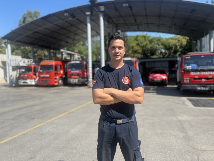 İzmir'de yangınlara karşı canla başla mücadele ettiler