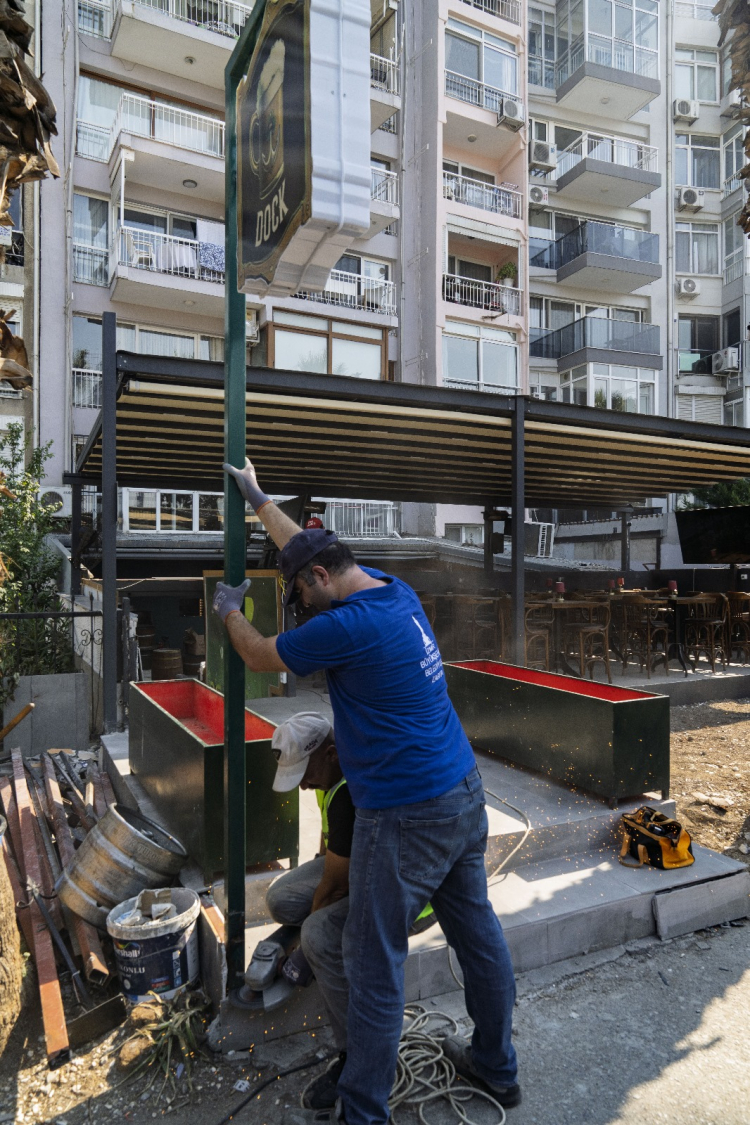 İzmir'de zabıta ve esnaf el ele... Yeşile geri dönüş başladı