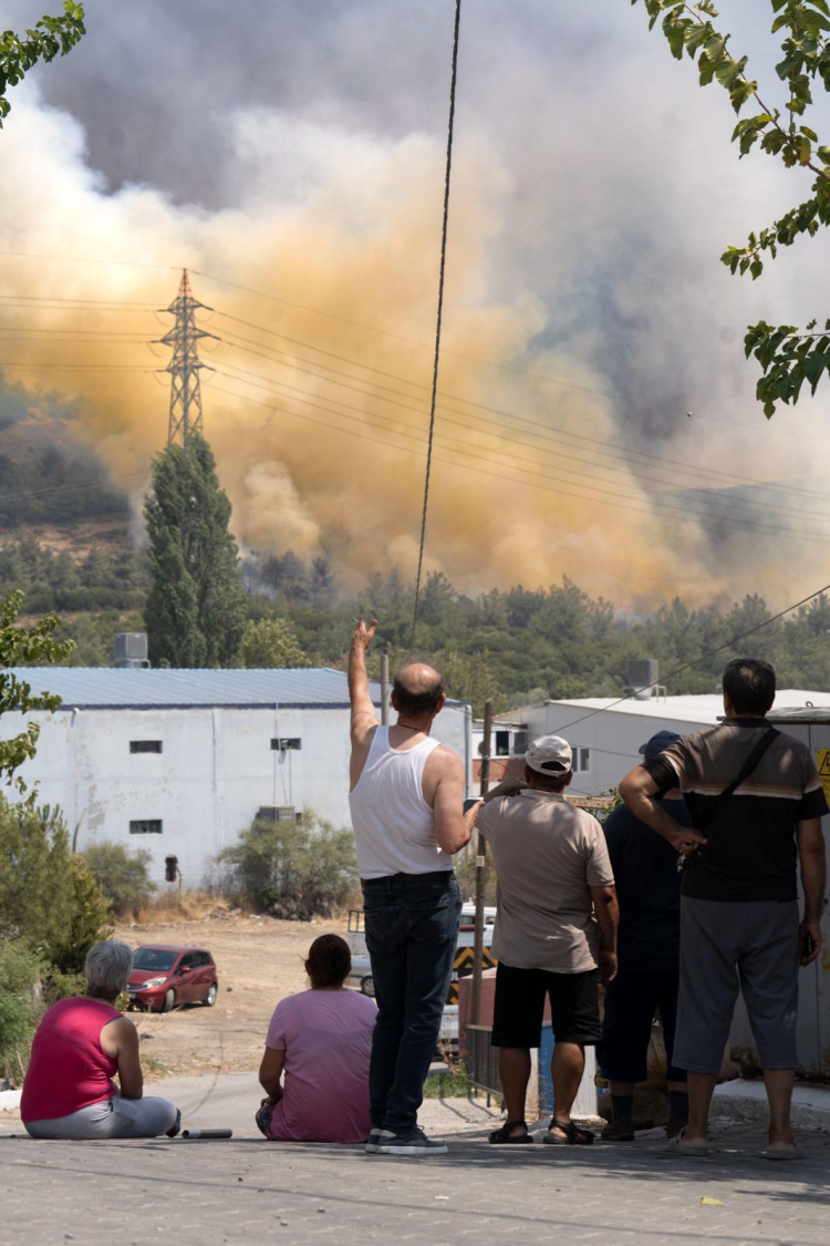 İzmir’in iki ilçesinde yangınlar kontrol altında