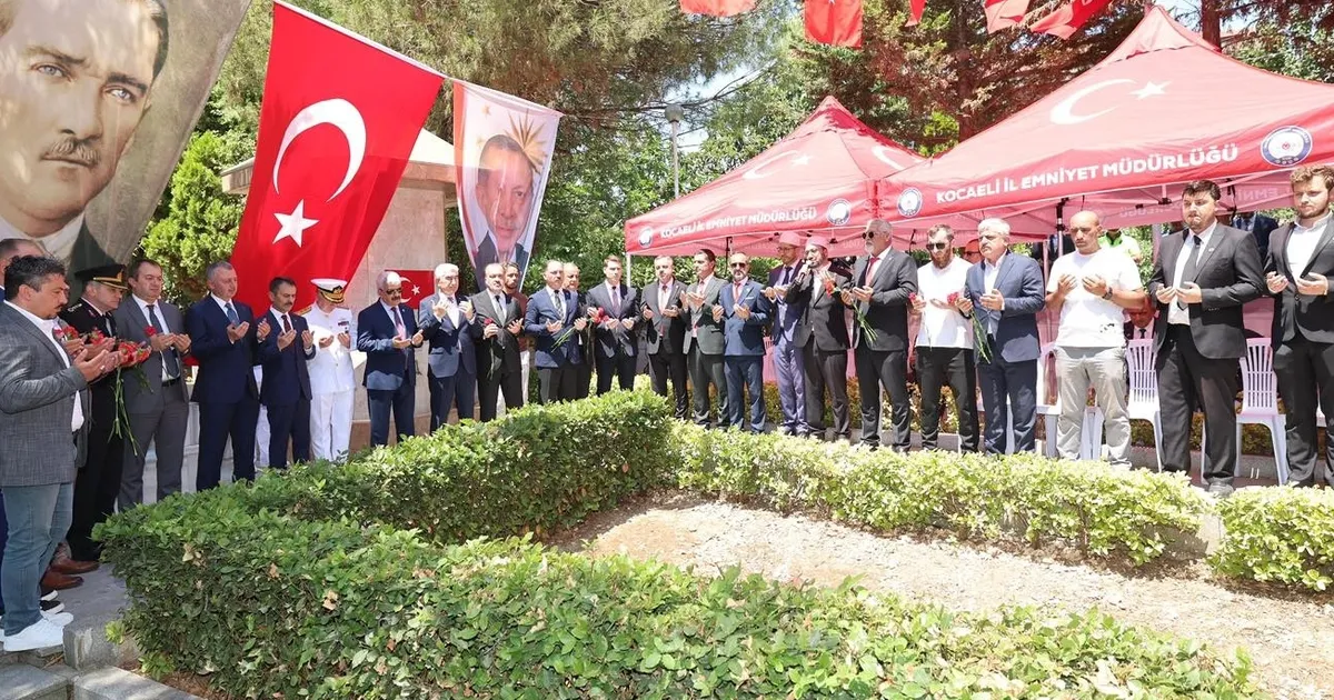 Kocaeli Bağçeşme’de protokol tam kadro şehitleri andı