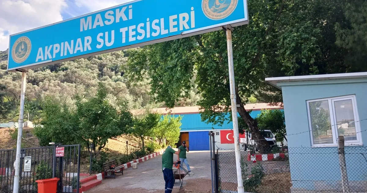 Manisa'da su depolarının çevresinde yangın riskine karşı temizlik