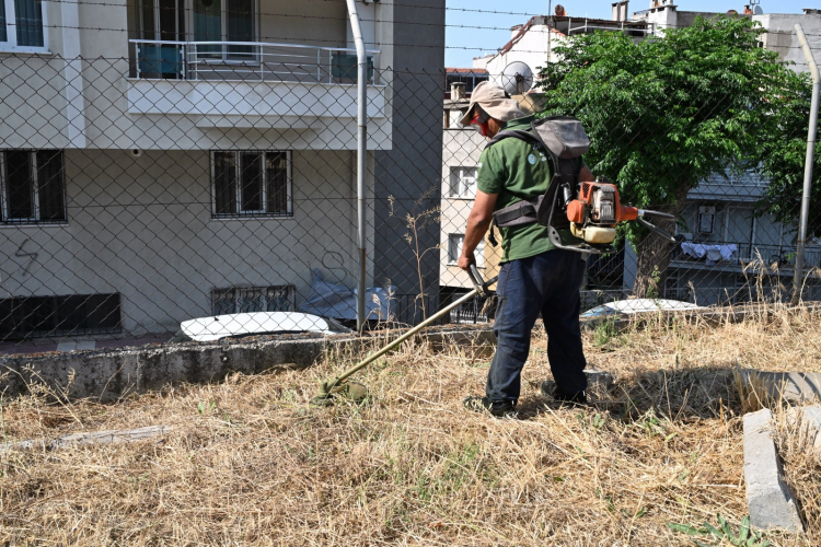Manisa'da su depolarının çevresinde yangın riskine karşı temizlik