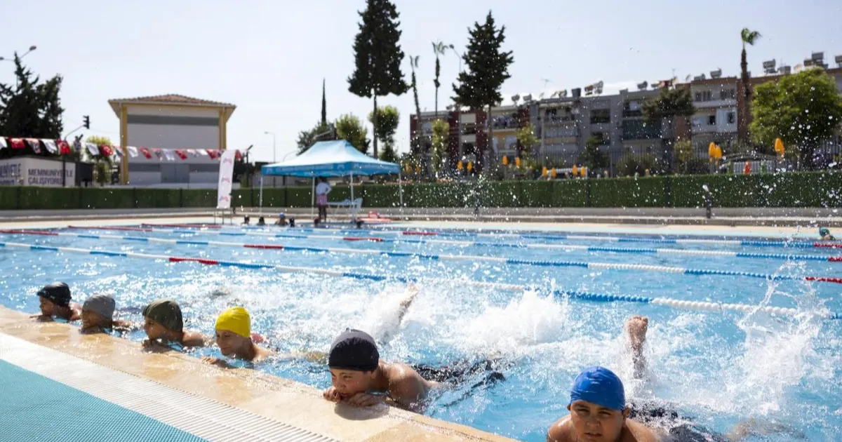 Mersin’de 7’den 70’e Herkes Eğlenerek Yüzme Öğreniyor