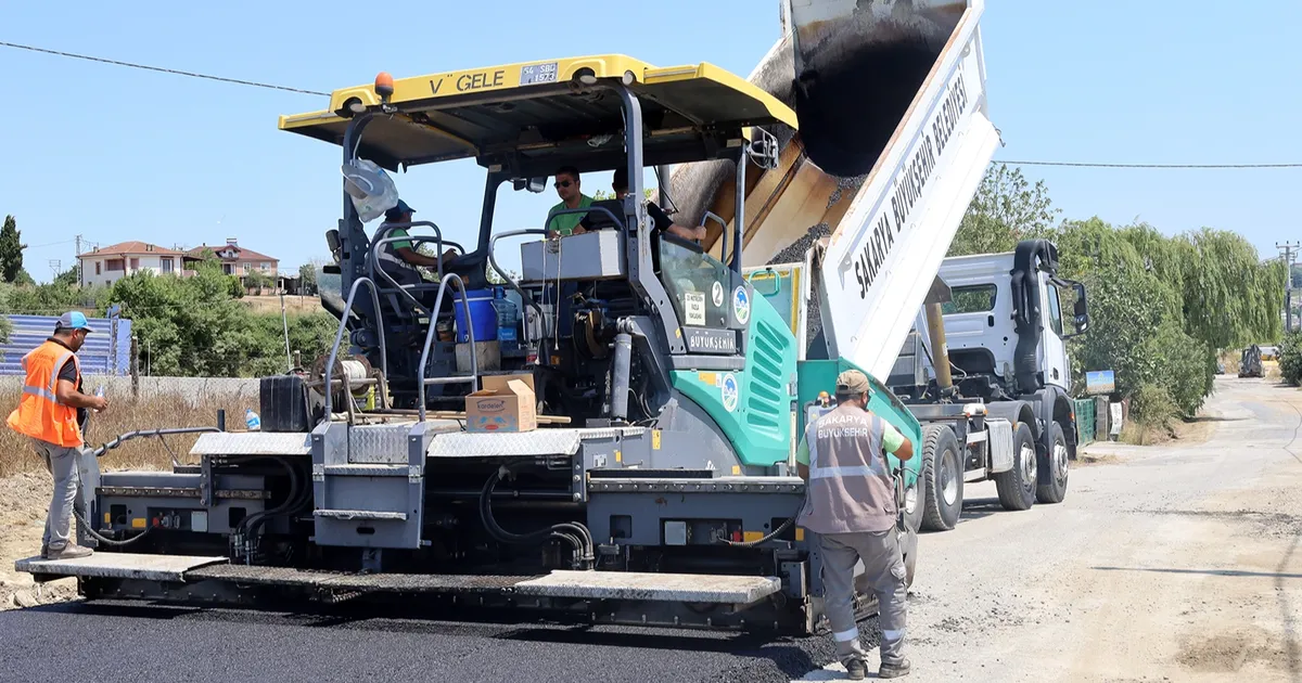 Sakarya Kaynarca’da asfalt mesaisini sürdürüyor