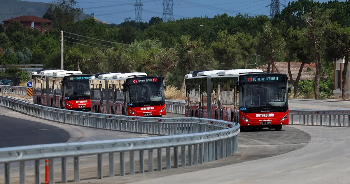 Sakarya'da metrobüsler seferlerine başladı
