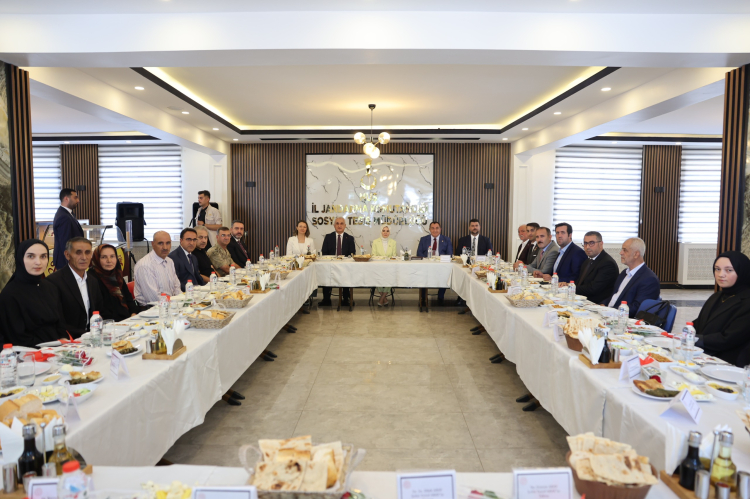 Şehit ailelerine 'Terörsüz Türkiye'yi Bakan Göktaş anlattı