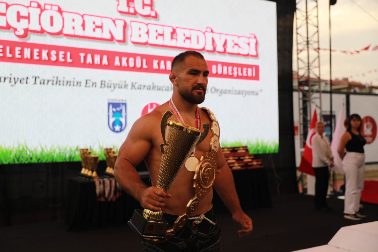 2. Geleneksel Taha Akgül Karakucak Güreşleri’nde Şampiyon Feyzullah Aktürk oldu