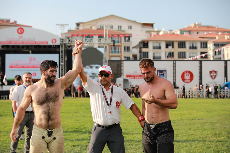2. Geleneksel Taha Akgül Karakucak Güreşleri’nde Şampiyon Feyzullah Aktürk oldu