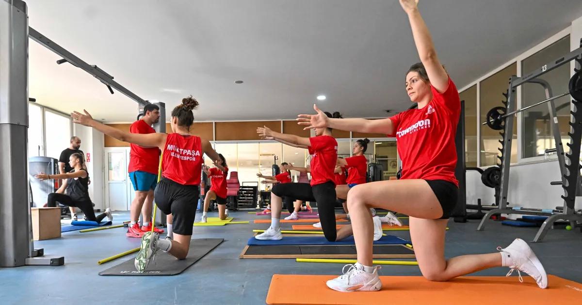 Antalya'da 'Paşanın Sultanları' lige iddialı hazırlanıyor