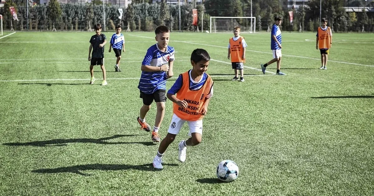 Başkentli minikler yaz tatilinde futbolla buluştu