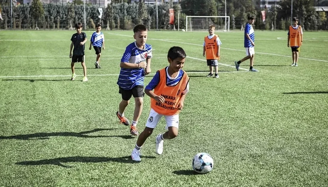 Başkentli minikler yaz tatilinde futbolla buluştu