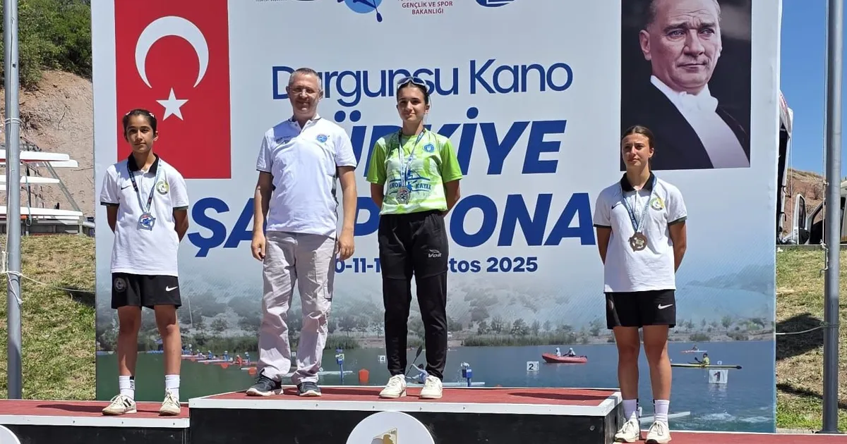 Bursa Büyükşehir Belediyesporlu kanocular madalyaları topladı