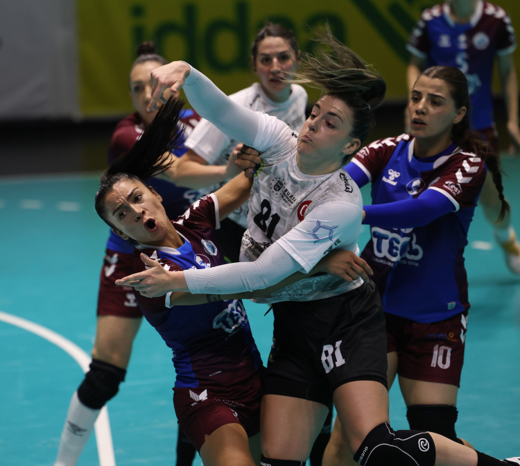 Bursa Büyükşehir'in kadın hentbolcuları finalde