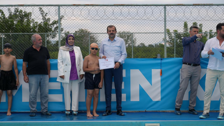 Bursa Gürsulu minik yüzücüler sertifikalandı