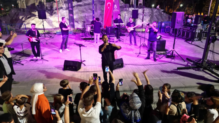 Bursa İnegöl Aydın Şahin'le coştu